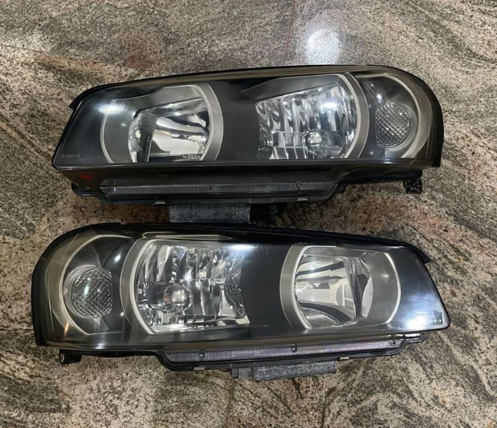 Nissan Skyline R34 GT-R XENON Headlights