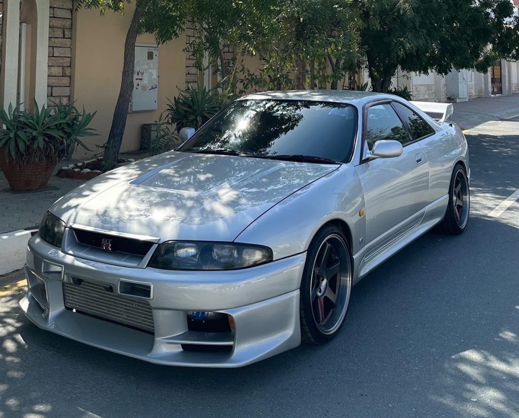 Nissan Skyline R33 GT-R (Garage Saurus Build)