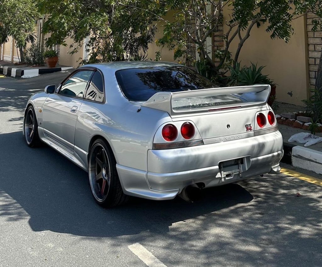 Nissan Skyline R33 GT-R (Garage Saurus Build)